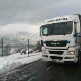 Camión Trans-Andama en ruta con nieve